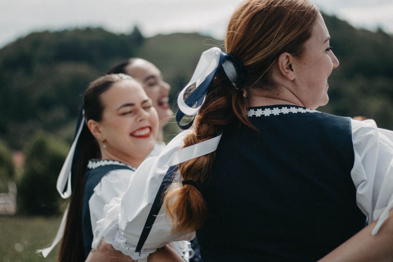 Krojované tanečnice folklórnej skupiny Kopanice v objatí