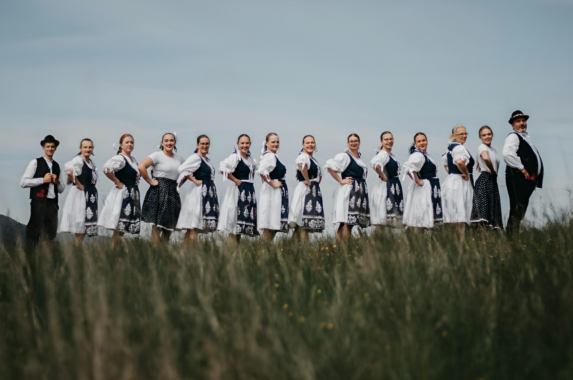 Folklórna skupina Kopanice v krojoch na lúke pred svadobným čepčením