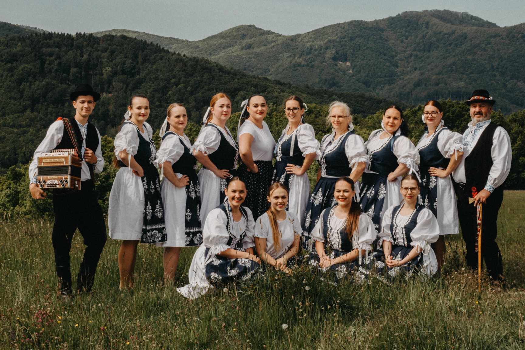 Folklórna skupina Kopanice — celý súbor v krojoch v horách