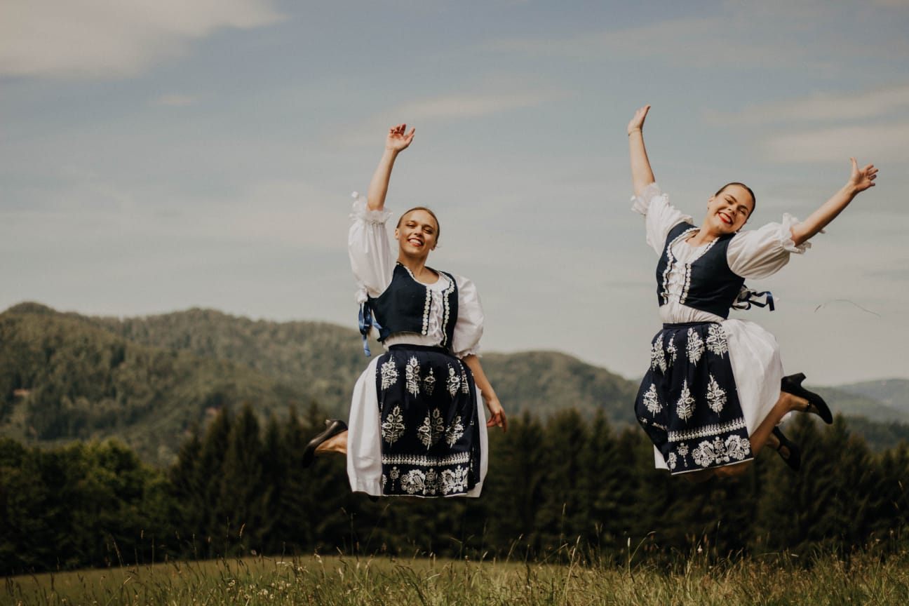 Tanečnice folklórnej skupiny Kopanice vyskakujúce na lúke