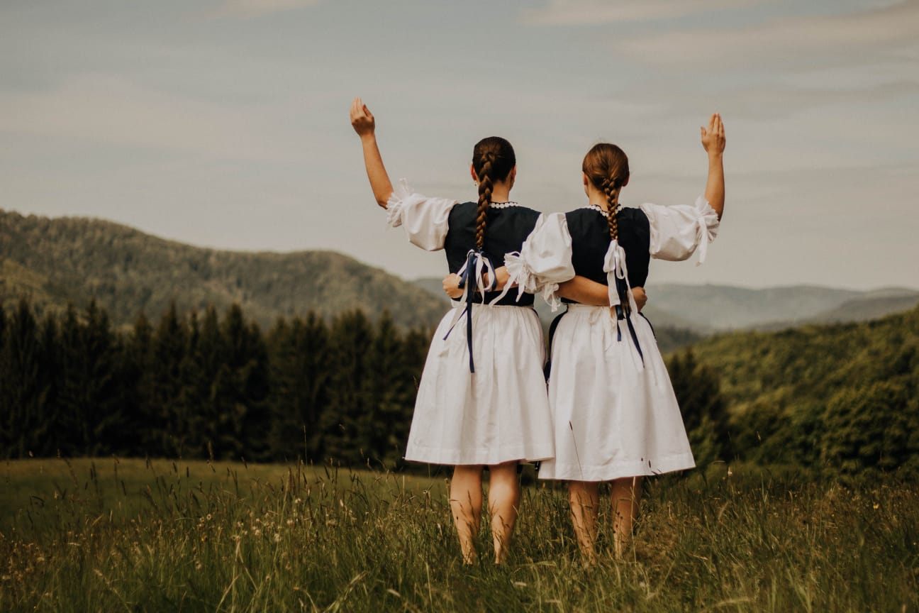 Speváčky folklórnej skupiny Kopanice v krojoch v horskej krajine